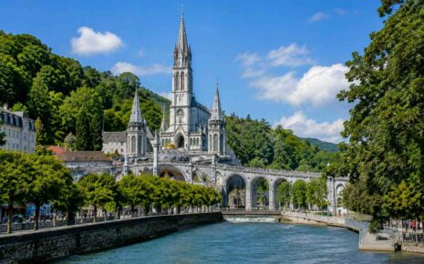 Visit Lourdes with a private guide